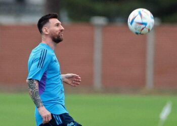 Fútbol: Messi 'loco' mientras los campeones del mundo juegan su primer partido
