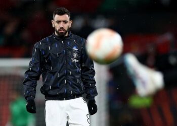 Fútbol: Ten Hag dice que Fernandes debe aprender a controlar las emociones