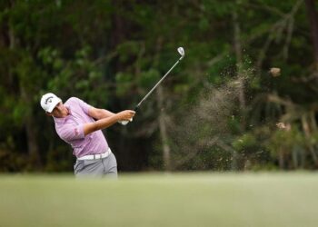 Golf: Bezuidenhout y Svensson a la cabeza antes de que el juego se detenga en el Players Championship