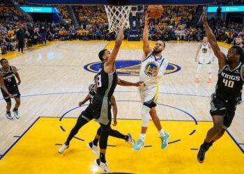 Golden State Warriors derrota a Sacramento Kings para empatar la serie de la NBA, New York Knicks al borde