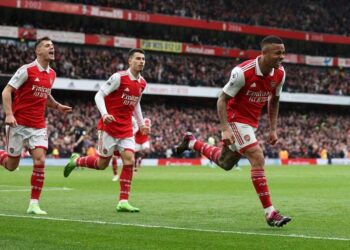 Manchester City golea al Liverpool pero Jesús mantiene al Arsenal ocho puntos de ventaja