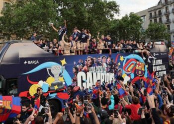 Aficionados del Barça celebran títulos de Liga con jugadores en desfile