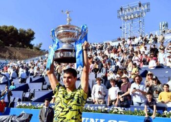 Alcaraz vence a Tsitsipas y gana dos títulos consecutivos del Abierto de Barcelona