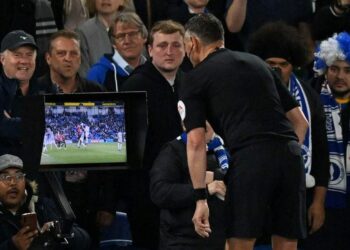 El audio del juego de las llamadas de VAR se publicará con más frecuencia la próxima temporada: Howard Webb
