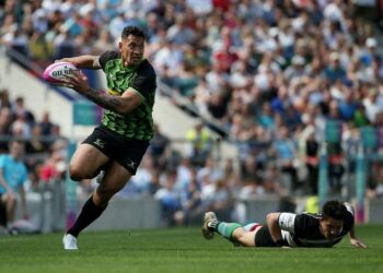 Folau abucheado y golpeado en la victoria bárbara en Twickenham