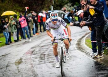Remco Evenepoel gana el derbi ciclista Lieja-Bastoña-Lieja con Tadej Pogacar rompiéndose la muñeca