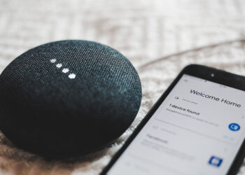 ¿Cómo los asistentes de voz inteligentes hacen la vida en el hogar más fácil?