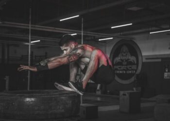 Chico entrenando en gym de crossfit
