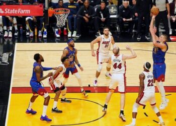 Los triples-dobles de Nikola Jokic y Jamal Murray ayudan a Denver a vencer 2-1 a Miami en las Finales de la NBA