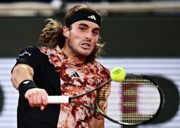 Tsitsipas remonta y triunfa en su debut en Halle
