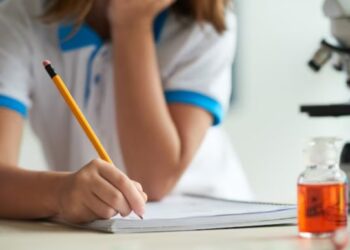 Chica estudiando para la pau