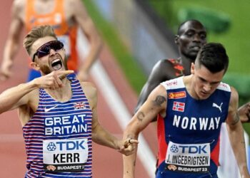 El británico Josh Kerr sorprende a Jakob Ingebrigtsen y gana el oro en los 1.500 m