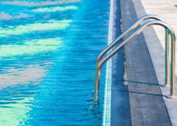 Cómo elegir el borde más adecuado para la piscina de tu jardín