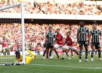 El Arsenal deja que sea demasiado tarde para hundir al Man United
