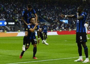 El dúo imparable Thuram y Martínez llevan al Inter a vencer a la Fiorentina