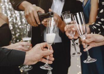 Gente brindando con champán en una fiesta