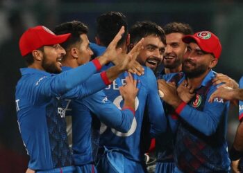 Afganistán derrota a Inglaterra, campeona sorprendente, en la Copa del Mundo de cricket