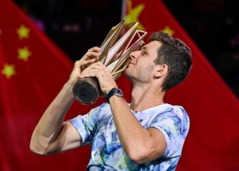 Hubert Hurkacz gana una emocionante 'batalla emocional' con Andrey Rublev para ganar el título de Shanghai