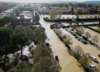 El capitán de la Fiorentina, Biraghi, ayuda en la recuperación de las inundaciones