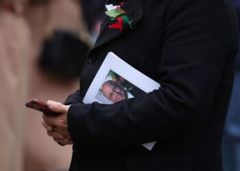 El público de Wembley rinde homenaje a Charlton