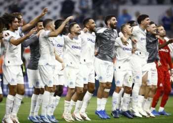 Marsella venció 3-1 al AEK Atenas, con 10 jugadores, en la Europa League