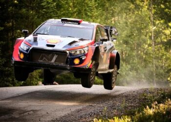 Neuville toma la delantera en el Rally Centroeuropeo