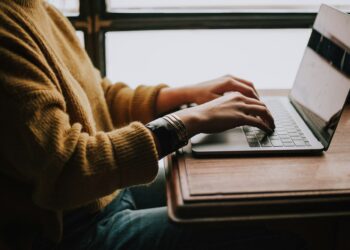 Cómo gestionar eficazmente las actualizaciones y revisiones al traducir manuales técnicos