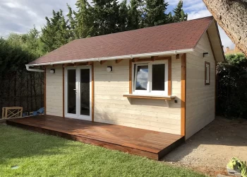 Está de moda: una caseta de madera en el jardín