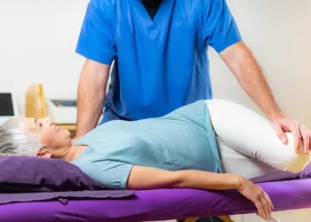 Rehabilitación de caderas en mayores: cuidados y ejercicios