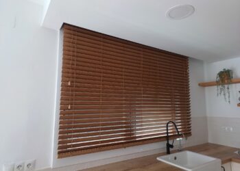 Más allá de las medidas estándar: Por qué elegir estores y cortinas hechas a medida para tu hogar o negocio