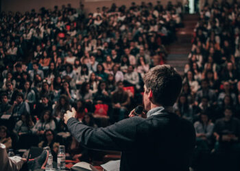 ¿Qué hace un intérprete de conferencias y por qué es clave para eventos internacionales?