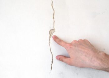Cómo las grietas en muros pueden depreciar el valor de un activo inmobiliario