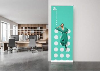 Roll-ups en ferias tecnológicas – ¿cómo captar la atención entre cientos de stands?