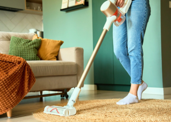 Trucos para limpiar cada rincón de tu casa usando solo una aspiradora inalámbrica