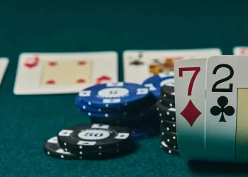 El póker como ejemplo de toma de decisiones calculada en entornos digitales de servicios y procesos