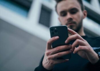 ¿Tu celular te escucha? La verdad sobre los anuncios que aparecen tras hablar con amigos