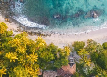 Vista aérea de ciudad costera mediterránea con puerto y playas