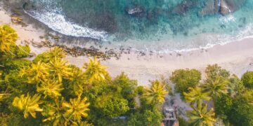 Vista aérea de ciudad costera mediterránea con puerto y playas