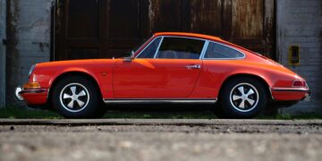 Panel de instrumentos moderno de coche conectado con pantalla digital