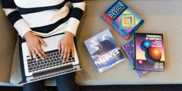 Persona joven leyendo libro de desarrollo personal en sillón