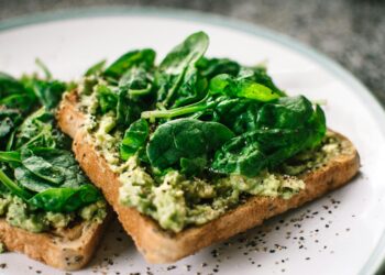 Alimentos antiinflamatorios colores variados sobre tabla de cocina