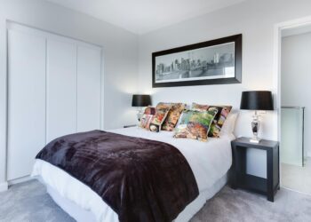 Dormitorio moderno bien decorado con luz natural y tonos neutros