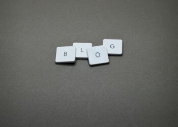 Personas de distintas edades participando en evento comunitario urbano