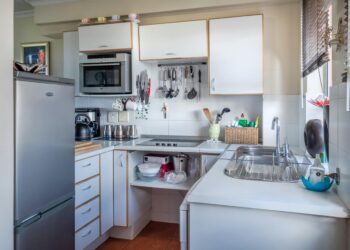 Cocina moderna bien organizada con electrodomésticos de calidad
