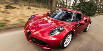 Coche deportivo rojo en carretera de montaña con curvas