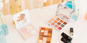 Mujer aplicando maquillaje natural frente a espejo bien iluminado