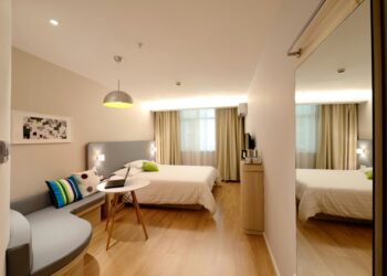 Dormitorio ordenado y luminoso con estilo nórdico escandinavo