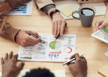 Emprendedor trabajando en ordenador portátil en espacio coworking