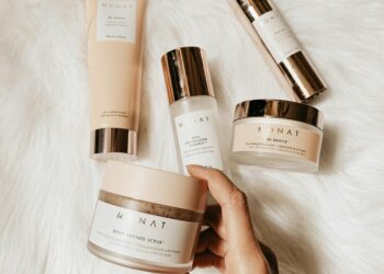 Productos de skincare y cuidado de la piel sobre fondo blanco elegante
