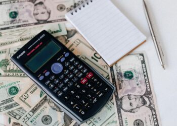 Persona gestionando finanzas personales con gráficos de ahorro e inversión